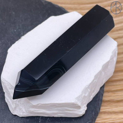 Агат черный с прожилками кристалл ~ 9 см