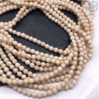 Белая речная яшма мелкая огранка 4 мм (128 граней)