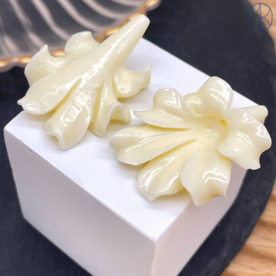 Бусина цветок кремовый 32 мм