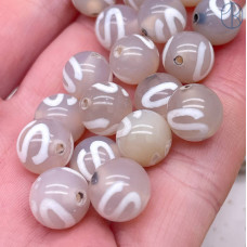 Бусина Дзи Денежный крючок бело-серый шар уп. 5 шт 10 мм