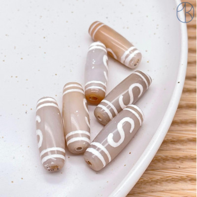 Бусина Дзи Денежный крючок серо-белый бочонок 30*11 мм Бусина Дзи Денежный крючок серо-белый бочонок 30*11 мм