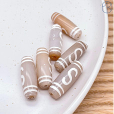 Бусина Дзи Денежный крючок серо-белый бочонок 30х11 мм