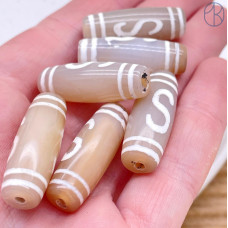 Бусина Дзи Денежный крючок серо-белый бочонок 30х11 мм