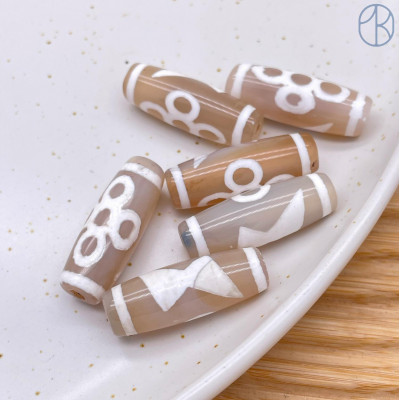 Бусина Дзи Гаруда и Молния серо-белый бочонок 30*11 мм Бусина Дзи Гаруда и Молния серо-белый бочонок 30*11 мм