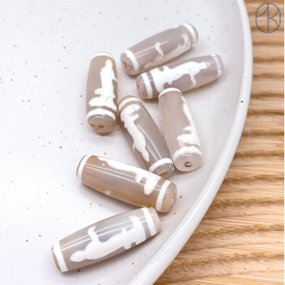 Бусина Дзи Гуань Инь серо-белый бочонок 30х12 мм Бусина Дзи Гуань Инь серо-белый бочонок 30х12 мм