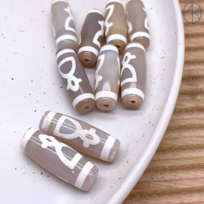 Бусина Дзи Кубера серо-белый бочонок 30х11 мм