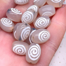 Бусина Дзи Спираль Вселенной серо-белый бочонок уп. 5 шт 14х10 мм