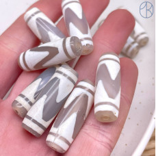 Бусина Дзи Тигриный клык бело-серый бочонок 30х11 мм