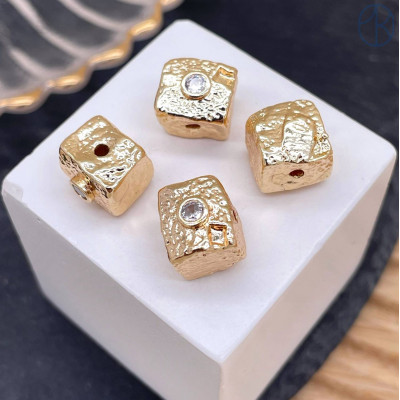 Бусина куб циркон фриформ, цвет золото 10 мм 