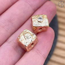 Бусина куб циркон фриформ, цвет золото 10 мм 