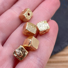 Бусина куб фриформ, цвет золото 8 мм 