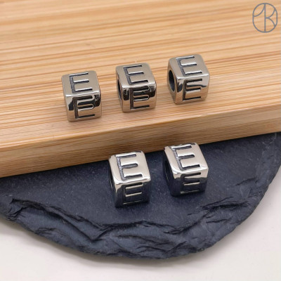 Бусина сталь куб буква E, цвет серебро 8 мм