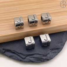 Бусина сталь куб буква J, цвет серебро 8 мм