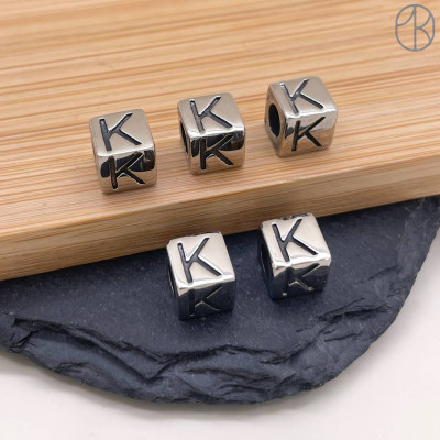 Бусина сталь куб буква K, цвет серебро 8 мм