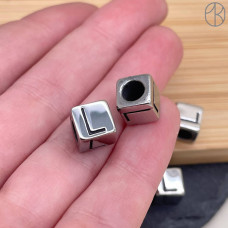 Бусина сталь куб буква L, цвет серебро 8 мм