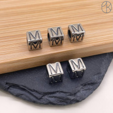 Бусина сталь куб буква M, цвет серебро 8 мм