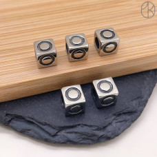 Бусина сталь куб буква O, цвет серебро 8 мм