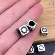 Бусина сталь куб буква O, цвет серебро 8 мм