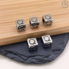 Бусина сталь куб буква Q, цвет серебро 8 мм