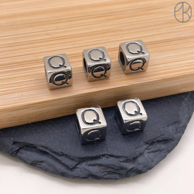 Бусина сталь куб буква Q, цвет серебро 8 мм