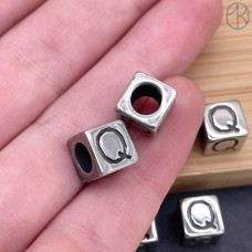 Бусина сталь куб буква Q, цвет серебро 8 мм