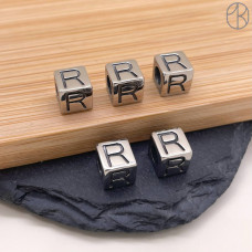 Бусина сталь куб буква R, цвет серебро 8 мм