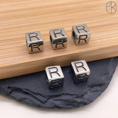 Бусина сталь куб буква R, цвет серебро 8 мм