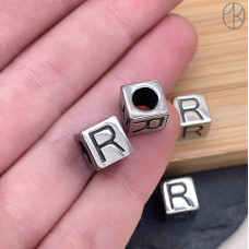 Бусина сталь куб буква R, цвет серебро 8 мм