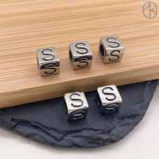 Бусина сталь куб буква S, цвет серебро 8 мм