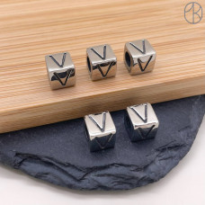 Бусина сталь куб буква V, цвет серебро 8 мм