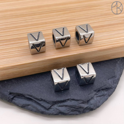 Бусина сталь куб буква V, цвет серебро 8 мм