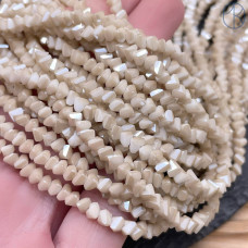 Чешское стекло №199 4,5 мм треугольник Чешское стекло №199 4,5 мм треугольник