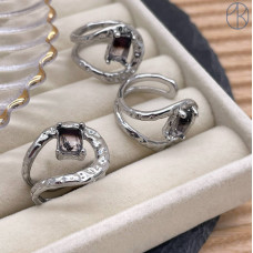 Кольцо бело-коричневый циркон, цвет серебро 