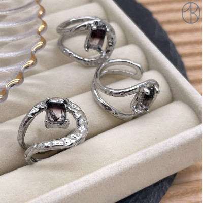 Кольцо бело-коричневый циркон, цвет серебро 