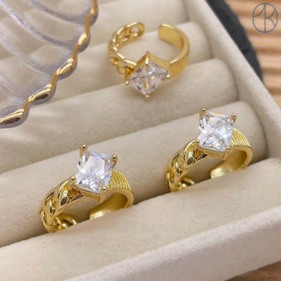 Кольцо циркон цвет золото 