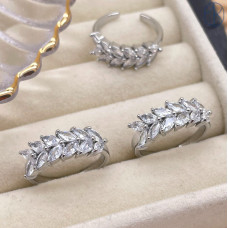 Кольцо цирконы цвет серебро 