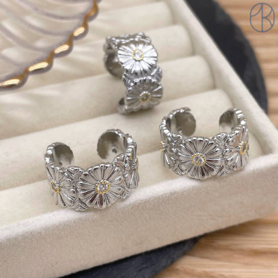 Кольцо цветы цирконы цвет серебро