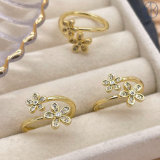 Кольцо цветы цвет золото 