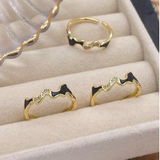 Кольцо фрирформ черная эмаль цвет золото 