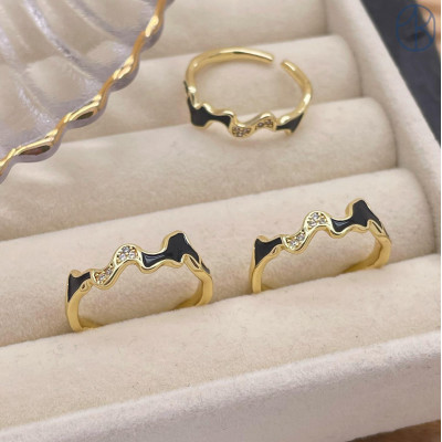 Кольцо фрирформ черная эмаль цвет золото 