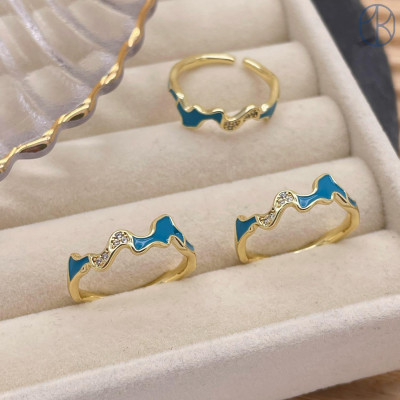 Кольцо фрирформ голубая эмаль цвет золото 