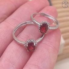 Кольцо гранат цирконы, цвет серебро 