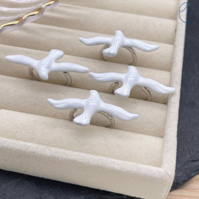 Кольцо птица белая эмаль, цвет серебро 20 мм 