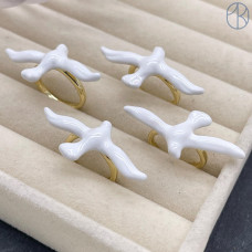 Кольцо птица белая эмаль, цвет золото 20 мм 