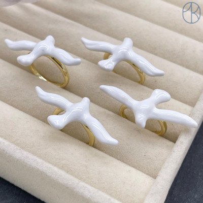 Кольцо птица белая эмаль, цвет золото 20 мм 