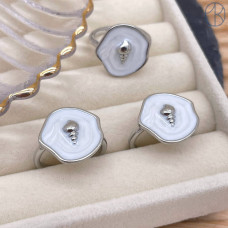 Кольцо ракушка белая эмаль цвет серебро 