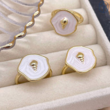 Кольцо ракушка белая эмаль цвет золото 