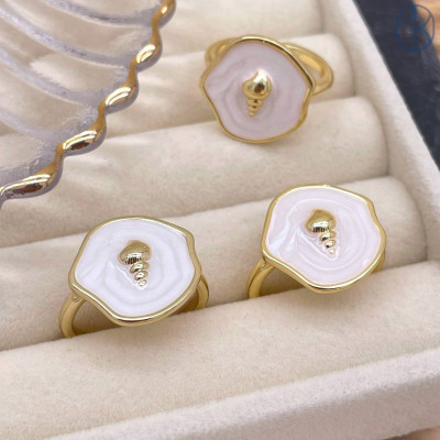 Кольцо ракушка белая эмаль цвет золото 