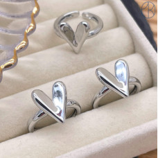 Кольцо сердце цвет серебро 