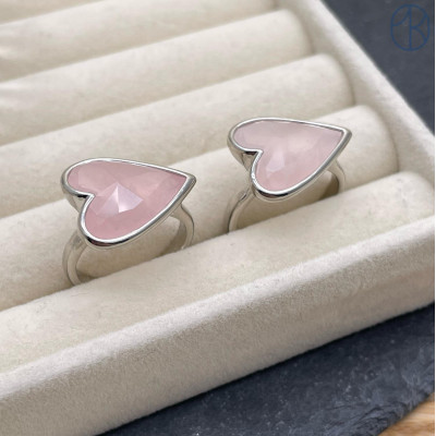 Кольцо сердце розовый кварц, цвет серебро